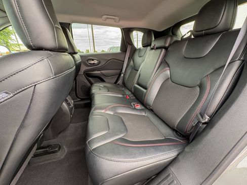 Used 2022 Jeep Cherokee Trailhawk AWD/4WD image 27