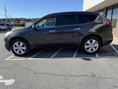 Used 2017 Chevrolet Traverse LT w/ Style and Technology Package image 6