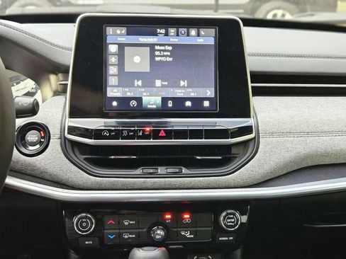 Used 2025 Jeep Compass Latitude AWD/4WD image 22