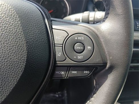 Used 2021 Toyota RAV4 XLE Premium image 20