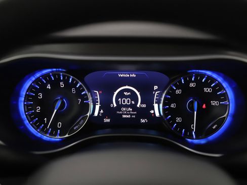 Used 2025 Chrysler Pacifica Select image 27