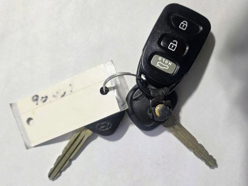 Used 2010 Hyundai Elantra GLS FWD image 25