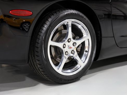 Used 2004 Chevrolet Corvette Coupe w/ Roof Package RWD image 39