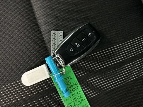 Used 2025 Hyundai Venue SEL FWD image 28