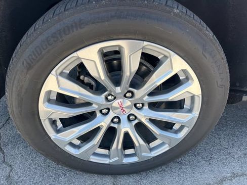Used 2024 GMC Yukon XL Denali AWD/4WD image 3