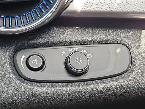 Used 2025 Chevrolet Trax LT w/ Driver Confidence Package FWD image 17