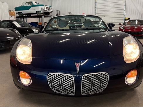 Used 2006 Pontiac Solstice Convertible w/ Premium Package RWD image 3