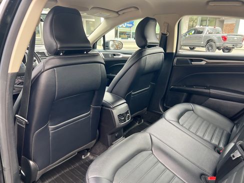 Used 2018 Ford Fusion SE w/ Fusion SE Technology Package image 13