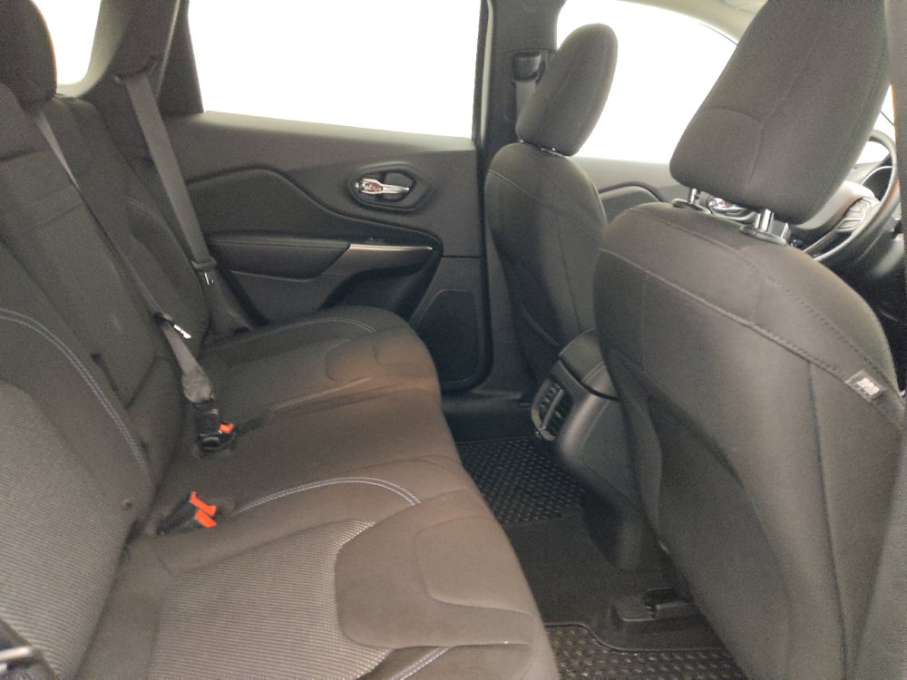 Used 2019 Jeep Cherokee Latitude w/ Cold Weather Group AWD/4WD image 19