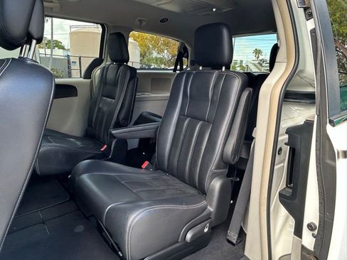 Used 2013 Chrysler Town & Country Touring image 32