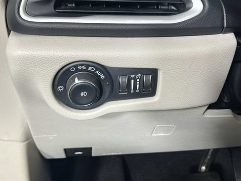 Used 2024 Chrysler Pacifica Touring-L FWD image 20