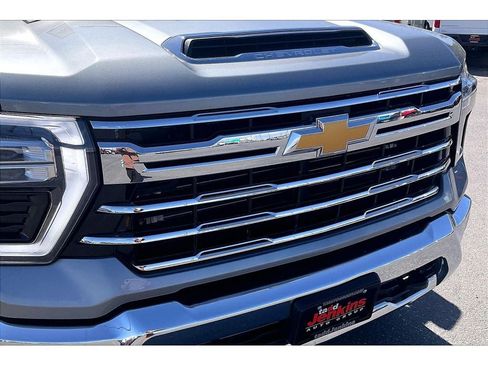 Used 2025 Chevrolet Silverado 3500 LTZ AWD/4WD image 32