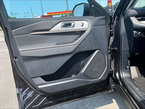 Used 2025 Ford Explorer Active AWD/4WD image 17