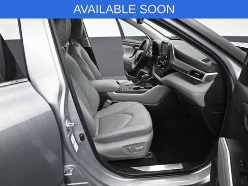 Used 2022 Toyota Highlander XLE AWD/4WD image 35