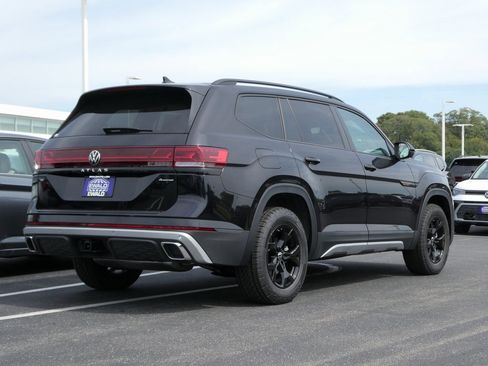 New 2025 Volkswagen Atlas Peak Edition SE image 3