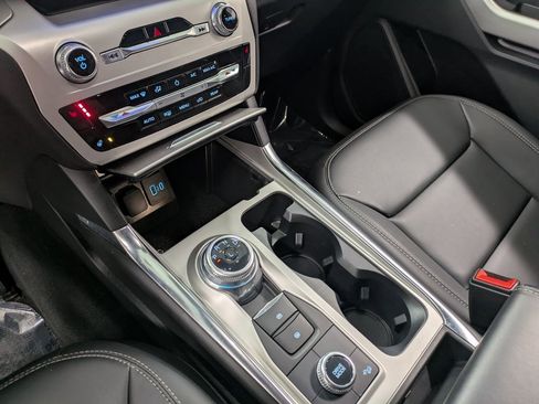 Used 2022 Ford Explorer XLT w/ Equipment Group 202A image 14