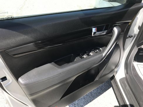Used 2013 Kia Sorento LX image 9