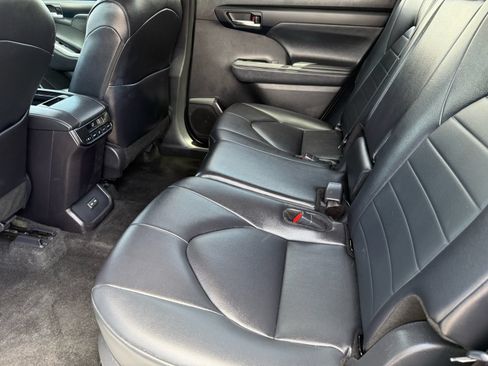 Used 2024 Toyota Highlander XLE FWD image 26