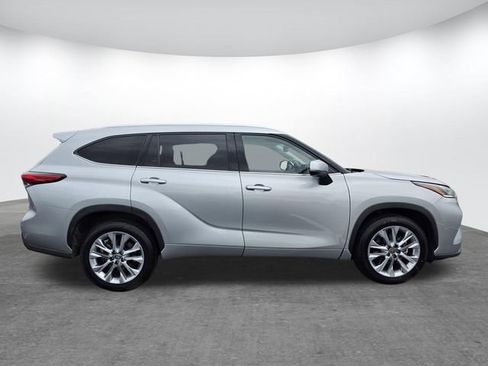 Used 2023 Toyota Highlander Limited FWD image 3