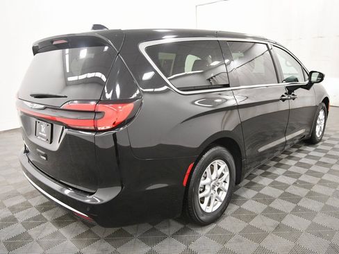 Used 2024 Chrysler Pacifica Touring-L image 8