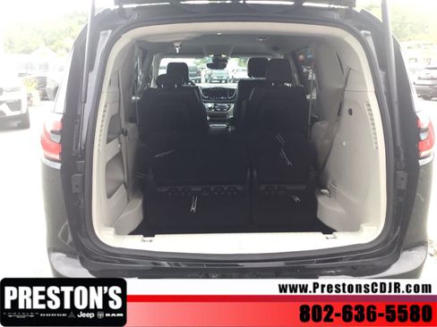 Used 2024 Chrysler Pacifica Touring-L FWD image 5