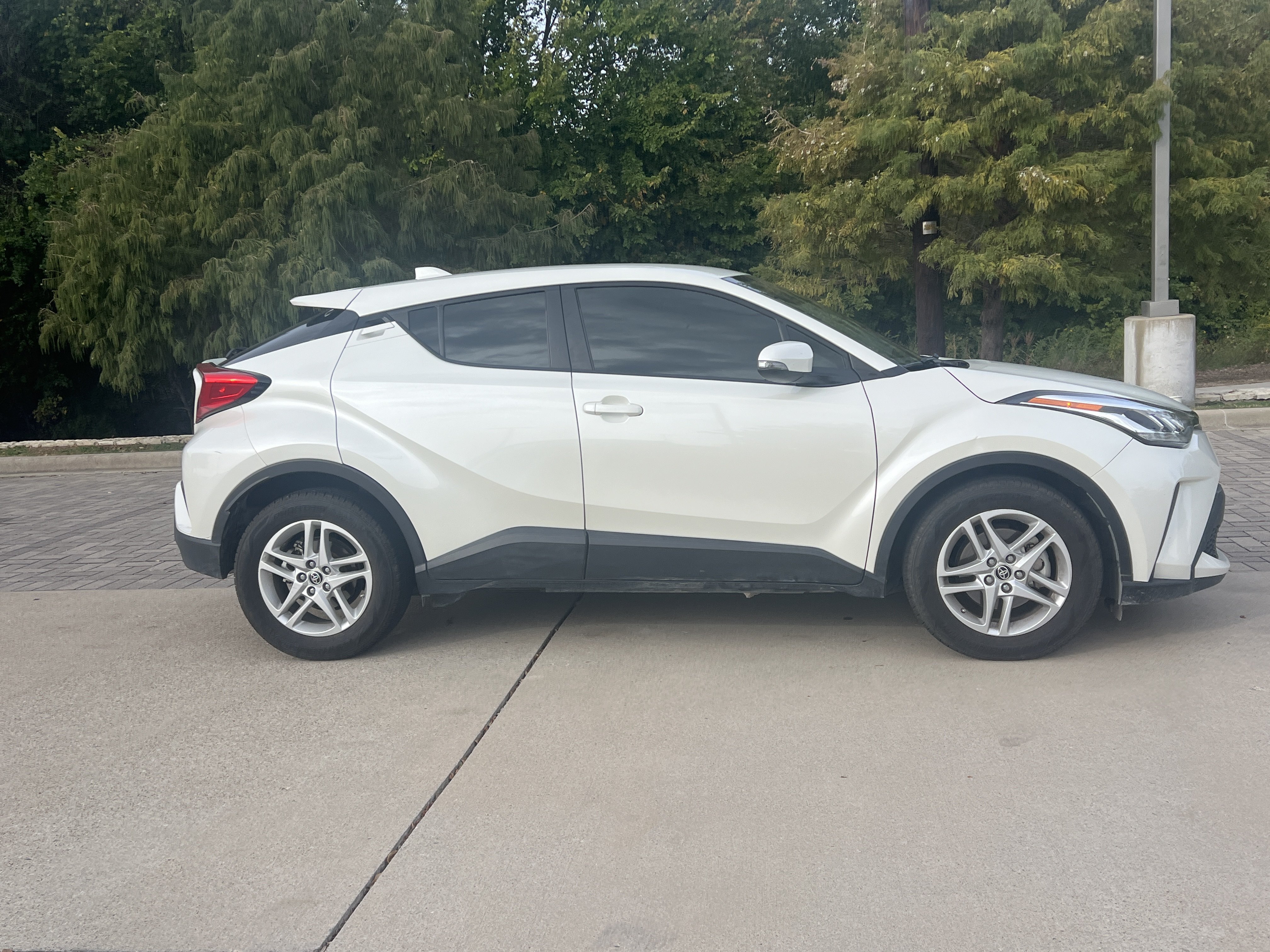 Used 2020 Toyota C-HR LE FWD image 10