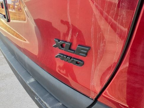 Used 2021 Toyota RAV4 XLE Premium image 9