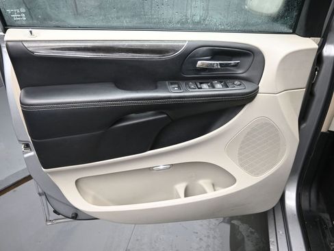 Used 2013 Chrysler Town & Country Touring image 12