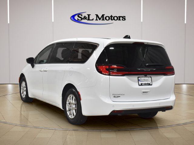 New 2027 Chrysler Pacifica Select FWD image 6