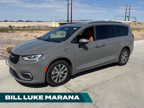 Used 2023 Chrysler Pacifica Pinnacle FWD image 1