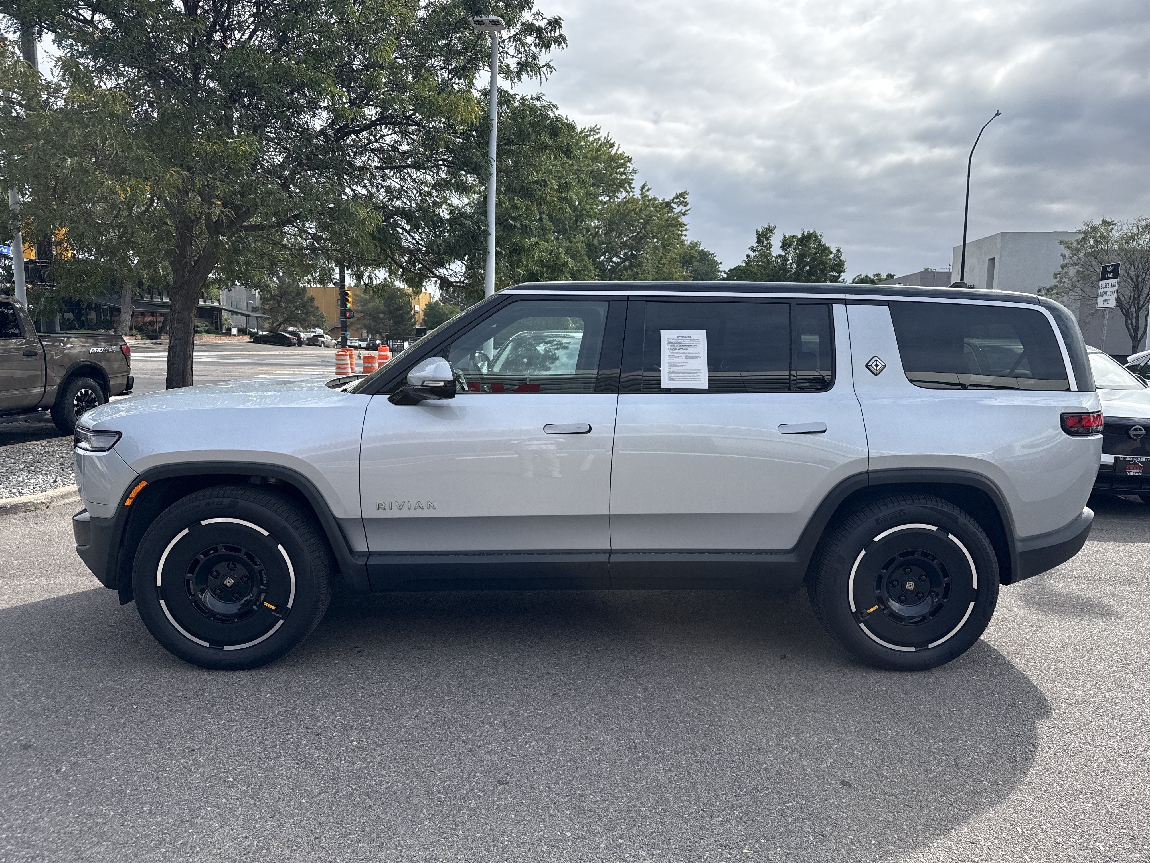 Used 2025 Rivian R1S Adventure Dual AWD/4WD image 4