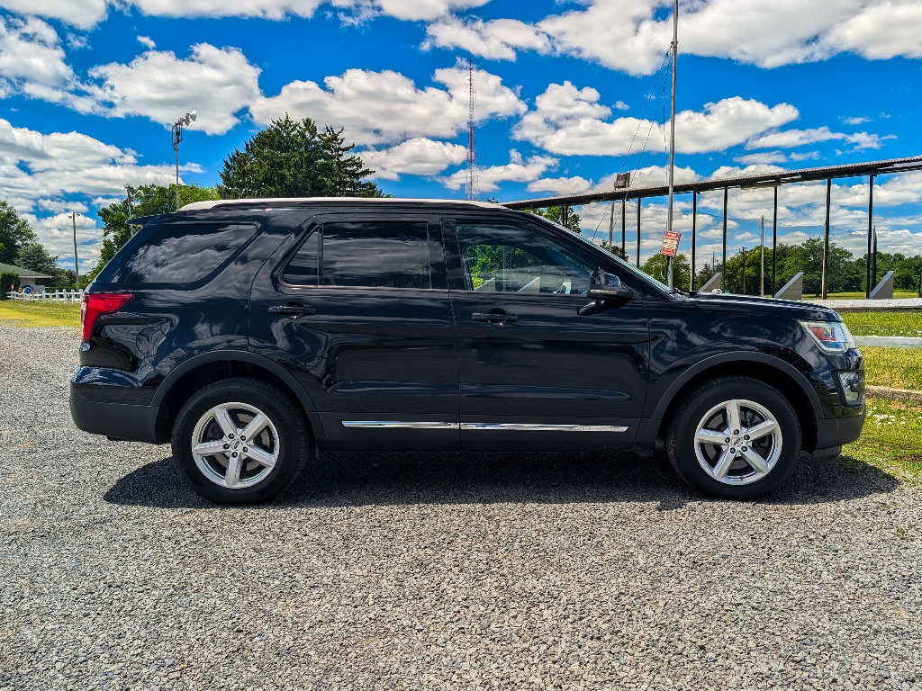 Used 2017 Ford Explorer XLT w/ Equipment Group 202A AWD/4WD image 4