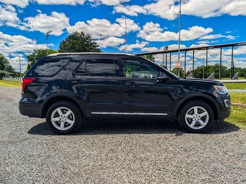 Used 2017 Ford Explorer XLT w/ Equipment Group 202A AWD/4WD image 4