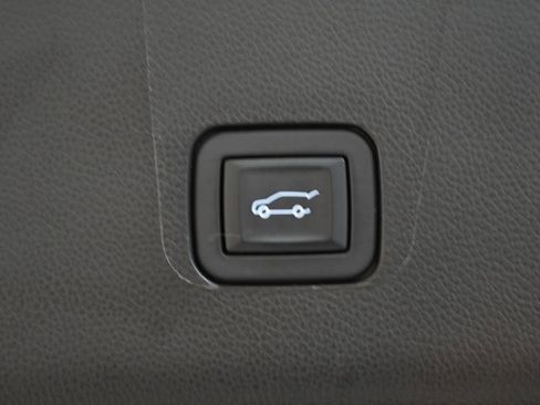 Used 2023 Chevrolet Traverse LT image 10