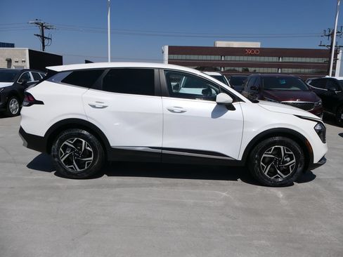 Used 2023 Kia Sportage LX FWD image 2