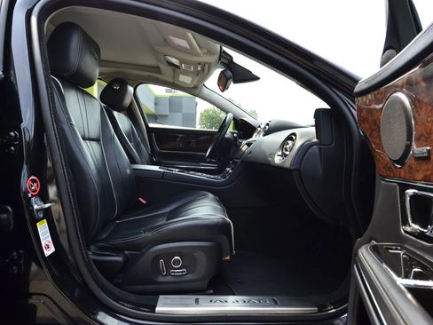 Used 2016 Jaguar XJ R-Sport image 22