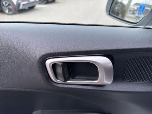 Certified 2025 Hyundai Venue SE image 15