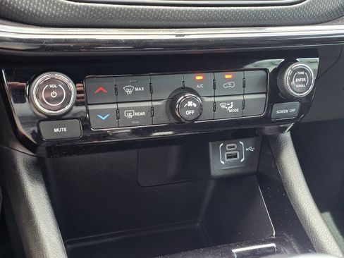 Used 2025 Jeep Compass Latitude w/ Altitude Special Edition image 26