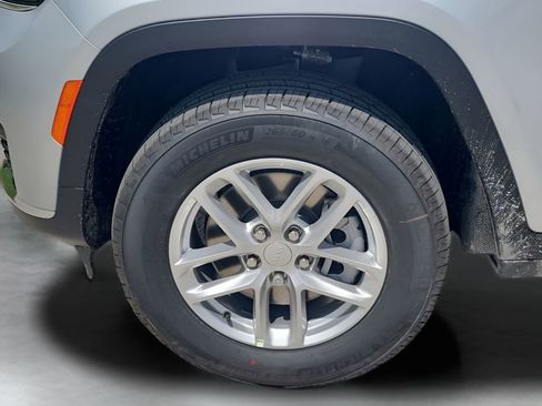 New 2025 Jeep Grand Cherokee L Laredo image 17