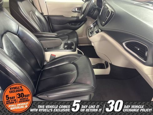 Used 2023 Chrysler Pacifica Touring-L FWD image 18