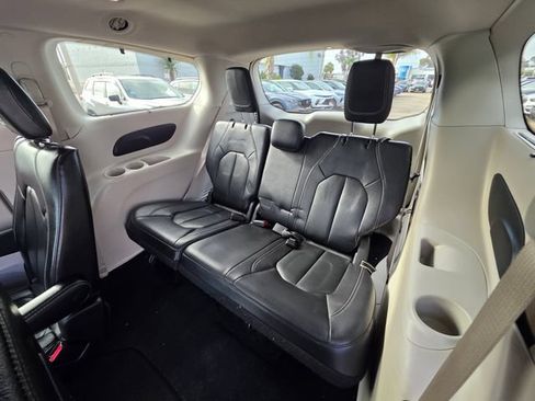 Used 2022 Chrysler Pacifica Touring-L FWD image 15