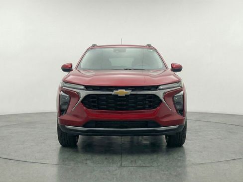 Used 2025 Chevrolet Trax LT FWD image 2