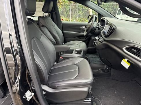 New 2026 Chrysler Pacifica Select image 9