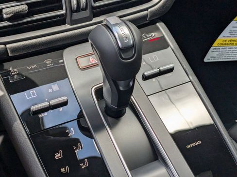 Certified 2025 Porsche Macan AWD/4WD image 21