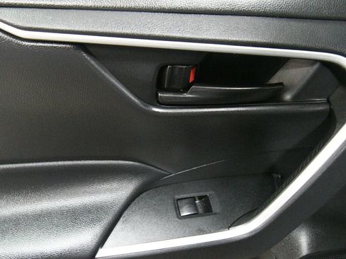 Used 2022 Toyota RAV4 LE AWD/4WD image 20