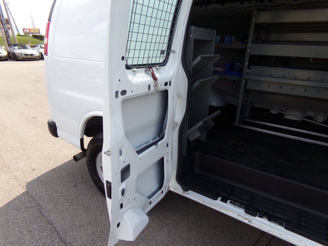 Used 2015 Chevrolet Express 2500 RWD image 18