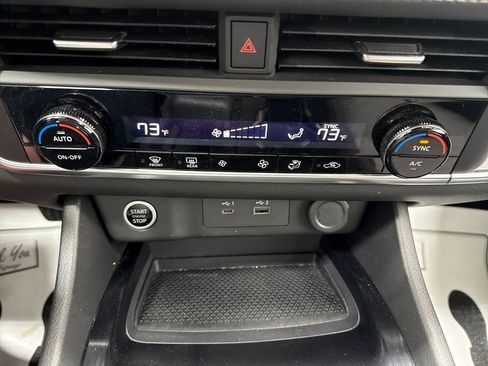 Used 2023 Nissan Rogue SV image 31