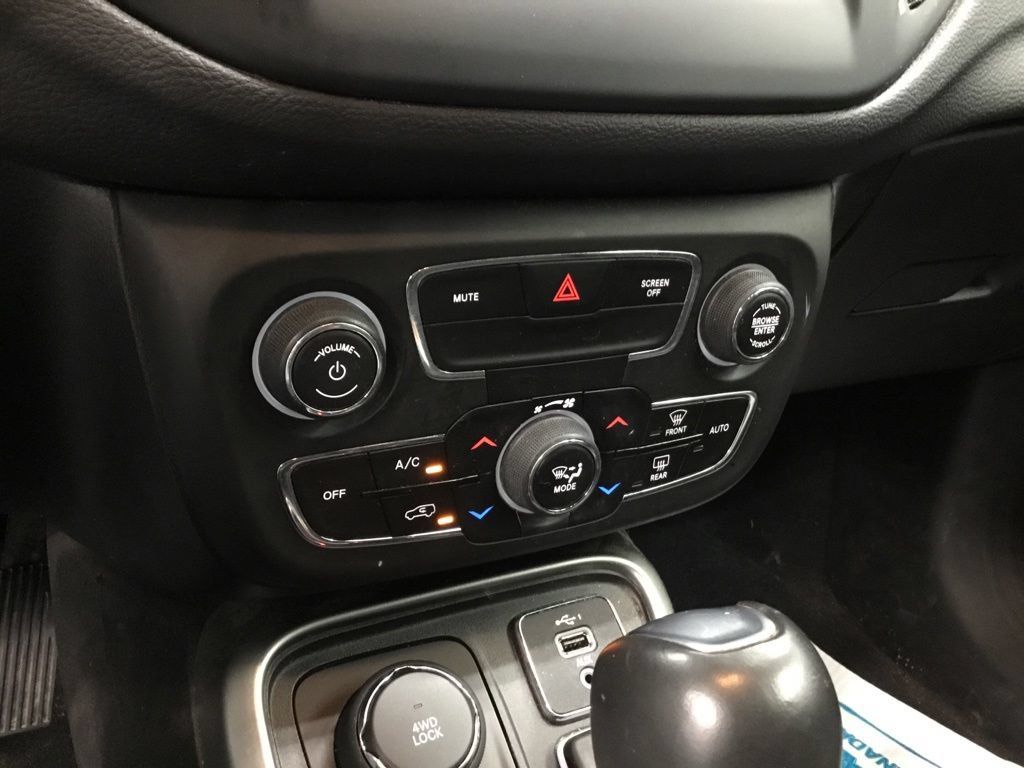 Used 2020 Jeep Compass Latitude w/ Cold Weather Group AWD/4WD image 14