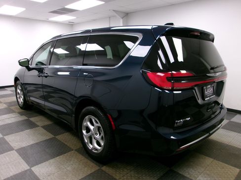 Used 2024 Chrysler Pacifica Limited AWD/4WD image 2