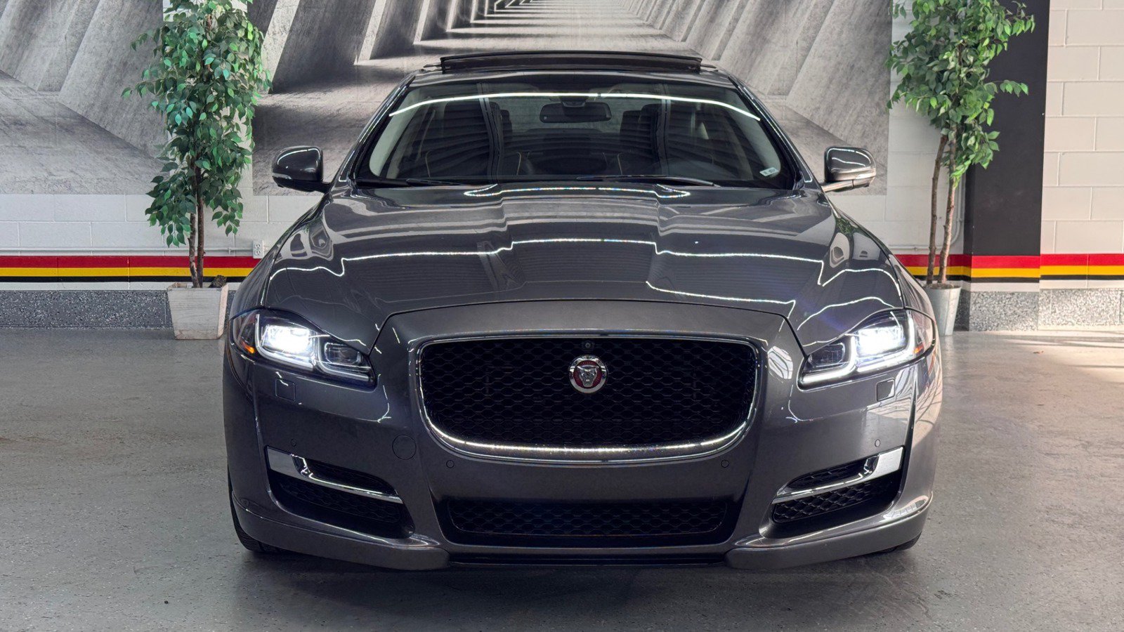 Used 2016 Jaguar XJ R-Sport AWD/4WD image 2